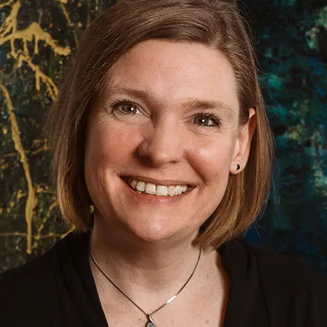 Nicole Wessels-ars-niwe-Künstlerin-Malerei-Hamburg-Portrait-gluecklich-Quadrat-fotografiert-von-Catrin-Maus